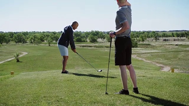 两个年轻人一起打高尔夫球视频下载