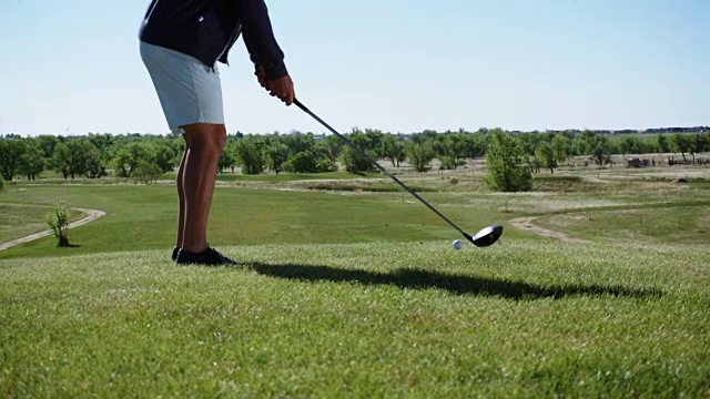 一个年轻人在打高尔夫球视频下载