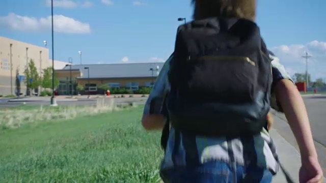 小男孩步行去学校视频下载