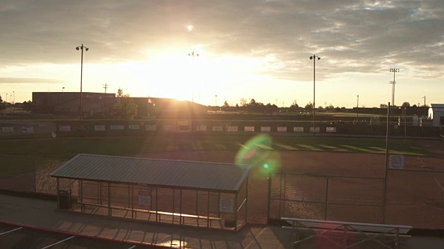 太阳在棒球场上落下视频下载