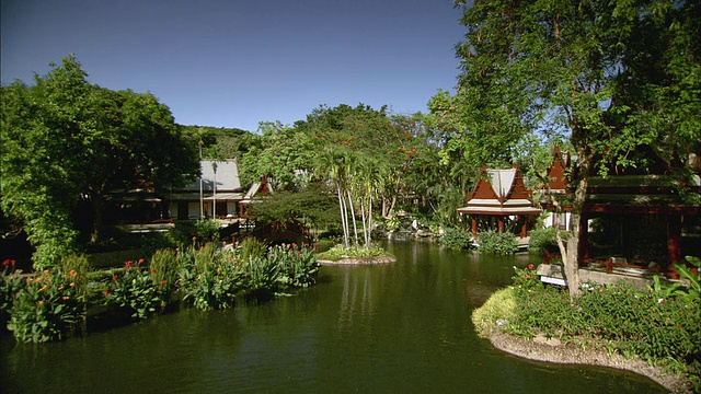 HA WS热带池塘和花园景观/华欣，泰国视频下载