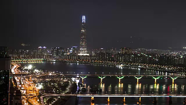 夜景:永东大桥(韩国著名大桥)和君实体育中心(首尔奥林匹克体育场)视频素材