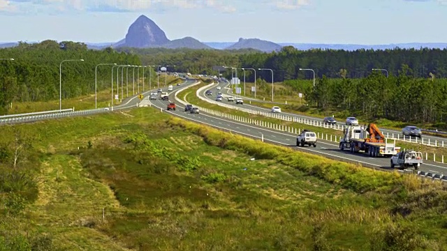 汽车和卡车在高速公路上穿越群山视频下载