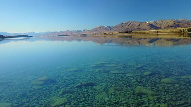 新西兰特卡波湖美丽的绿松石湖水。视频下载
