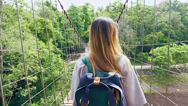 亚洲女人在木吊桥上行走视频下载