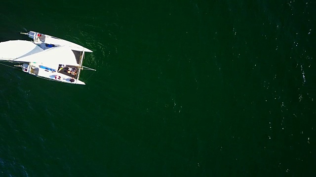 一艘双体船在阿伯塔斯曼国家公园的水域中航行。视频下载
