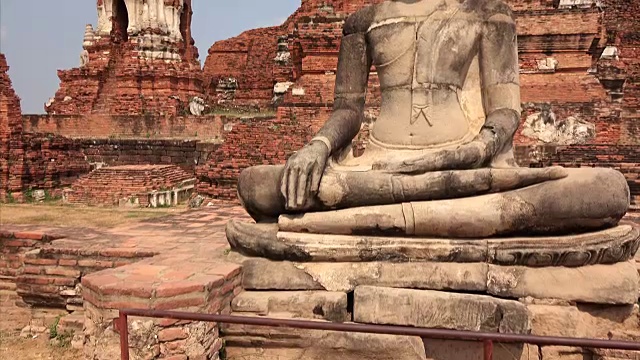 在泰国大城府玛哈那寺的废墟中坐着打坐的佛像视频素材