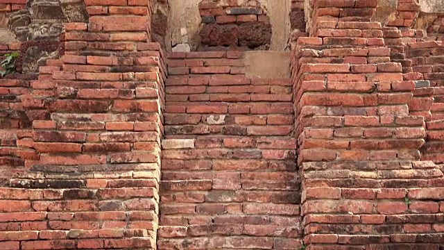 泰国大城府玛哈塔寺废墟中的雕像视频素材