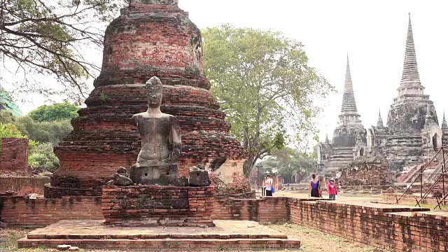 游客们在泰国大城府玛哈塔寺的庙宇废墟上漫步视频素材