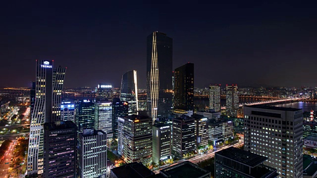 从白天到夜晚的韩国工业联合会大厦(FKI Tower)与在友矣岛的摩天大楼视频下载