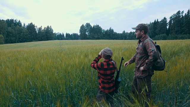 父亲和儿子打猎的野猪视频下载
