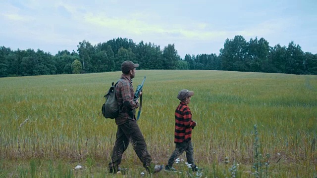 父亲和儿子打猎的野猪视频素材