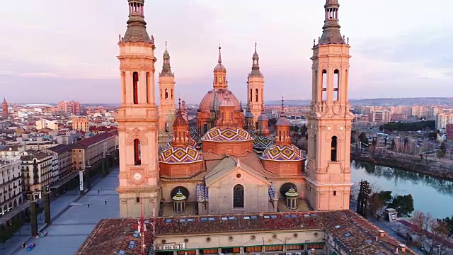 鸟瞰图的努斯特拉夫人德尔皮拉尔大教堂和埃布罗河在日落视频素材