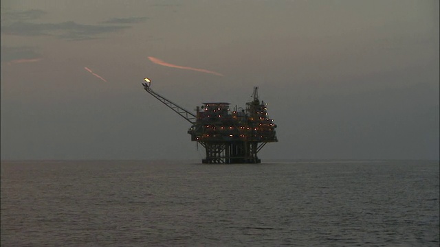 黄昏时分，美国路易斯安那州海上石油钻井平台视频下载