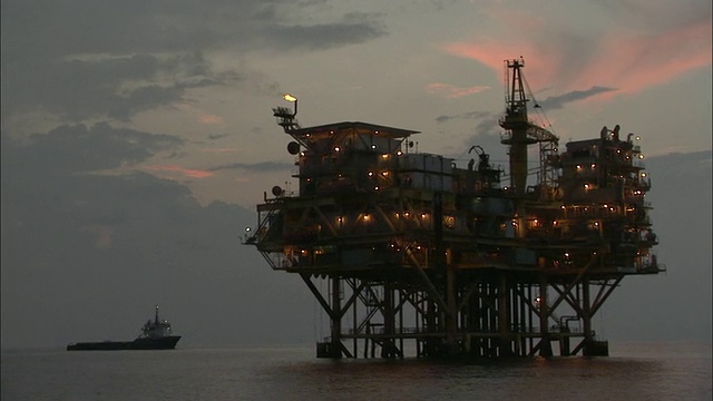黄昏时分，美国路易斯安那州海上石油钻井平台视频下载