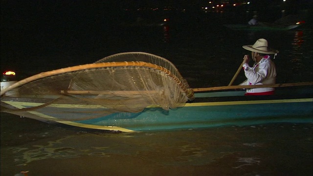 墨西哥，蝴蝶渔民晚上在船上视频素材