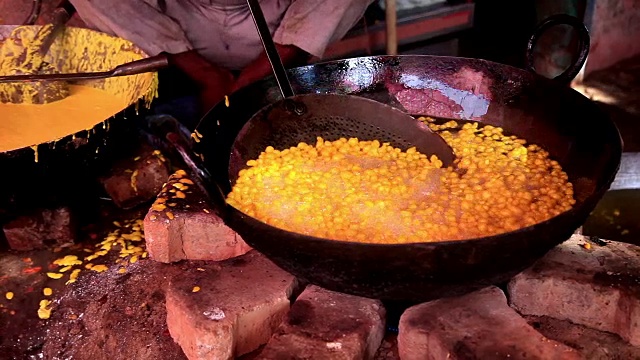 煎印度菜的街头小贩视频下载