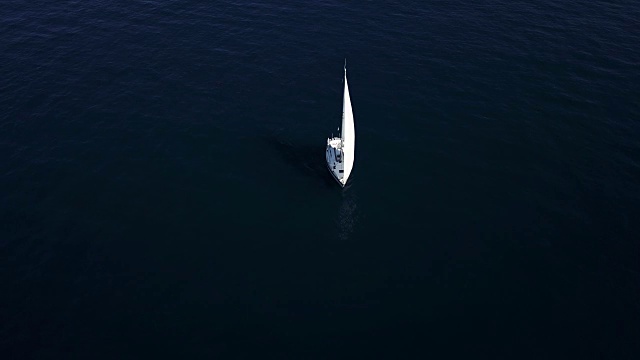 乘着帆船，在海上航行视频素材