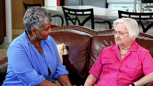 老年妇女朋友在辅助生活社区。视频下载