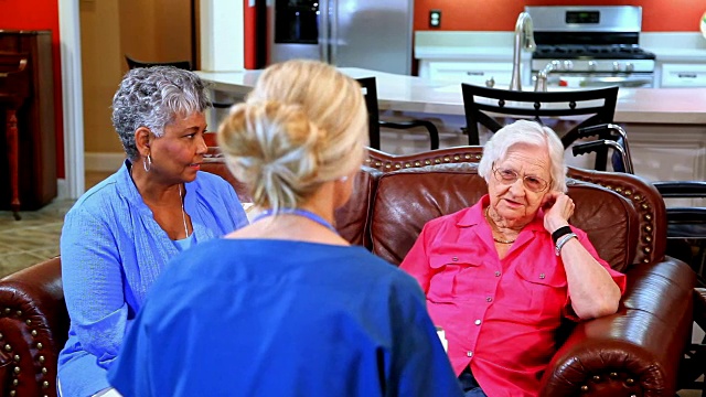 家庭护理护士评估养老院的成年老年病人。视频下载