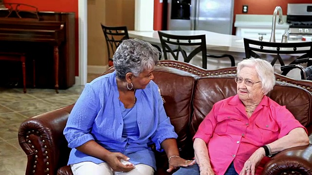 家庭护理护士评估养老院的成年老年病人。视频下载