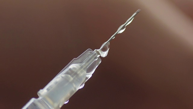 关闭注射器和液体疫苗滴注视频素材