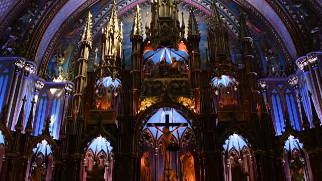 加拿大，蒙特利尔:巴黎圣母院教堂室内。美丽的多色坛。这个著名的地方是加拿大城市的主要旅游景点视频下载