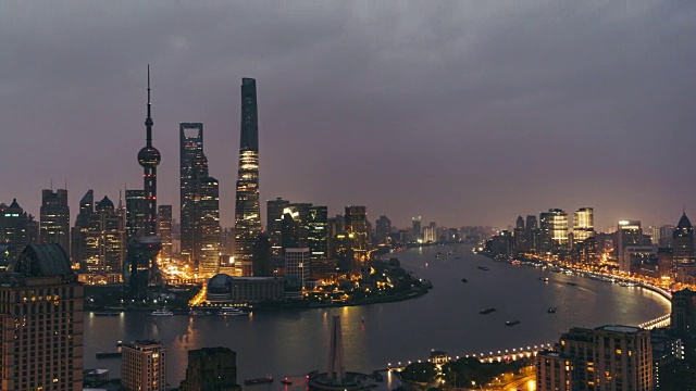 时间流逝——上海天际线高视角，从黎明到白昼的过渡(PAN)视频素材