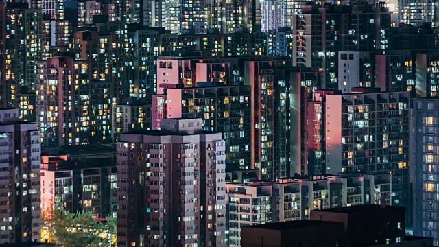 T/L ZO住宅楼窗户在夜晚闪烁/北京，中国视频下载