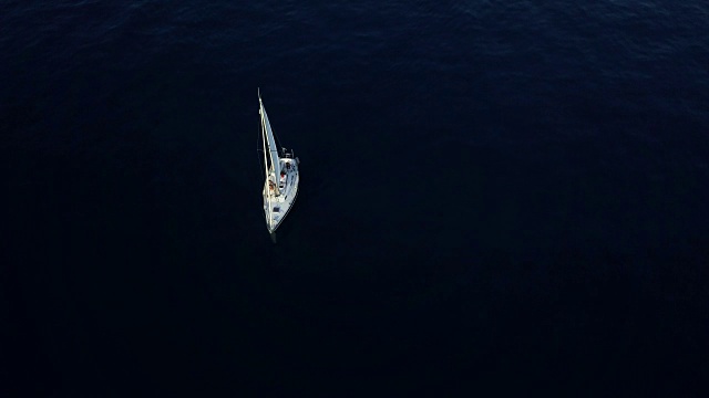 乘着帆船，在海上航行视频素材