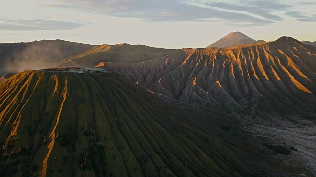 4K:印尼东爪哇溴火山火山口鸟瞰图视频下载