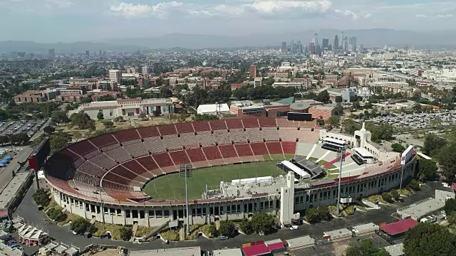 洛杉矶纪念体育馆-卡车拍摄与洛杉矶城市为背景视频下载