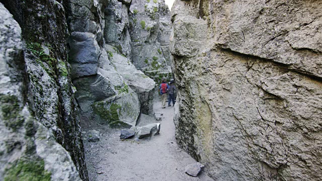 孩子们徒步穿越岩石峡谷视频下载