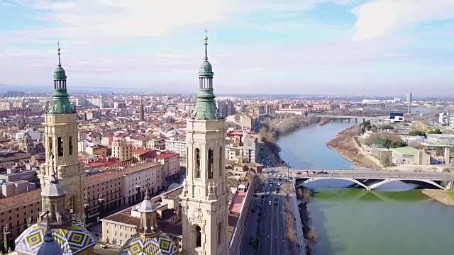鸟瞰图的努斯特拉夫人德尔皮拉尔大教堂和埃布罗河视频素材