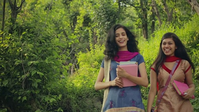 印度女学生正在从农村到大学的路上视频素材