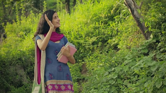 印度女学生正在从农村到大学的路上视频素材