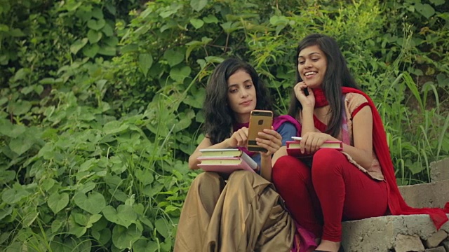 印度女学生分享智能手机。视频素材