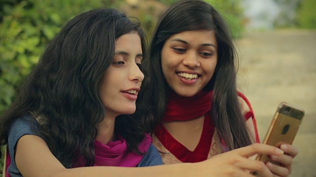 印度女学生分享智能手机。视频素材