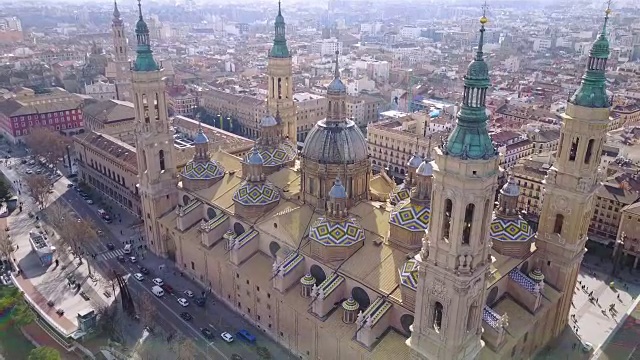 鸟瞰图的努斯特拉夫人德尔皮拉尔大教堂和埃布罗河视频下载