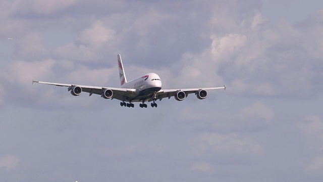 英国航空公司A380飞机在希思罗机场降落视频素材