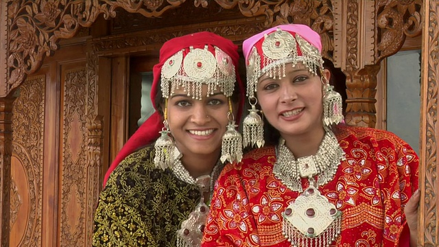 两名妇女穿着传统服装，在印度查谟和克什米尔的斯利那加游艇外做合十礼手势视频素材