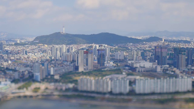 韩江上的江边本野和龙山站(韩国主要火车站)的市中心视频下载