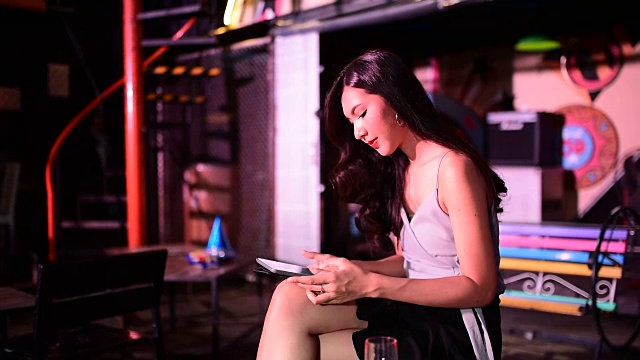 亚洲女性在派对上玩智能手机视频下载