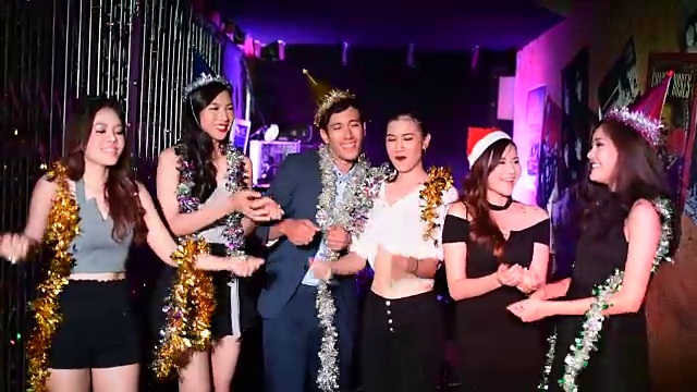 亚洲朋友在享受派对舞蹈和喝鸡尾酒视频下载