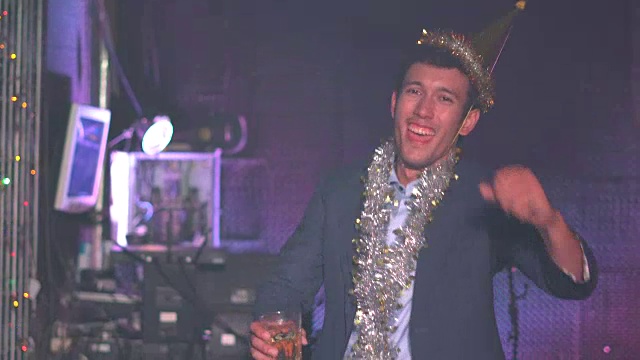 亚洲男人喜欢在派对上跳舞喝酒视频下载