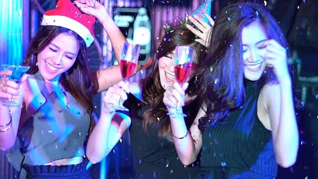 亚洲朋友在享受派对舞蹈和喝鸡尾酒视频下载