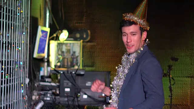 亚洲男人喜欢在派对上跳舞喝酒视频下载