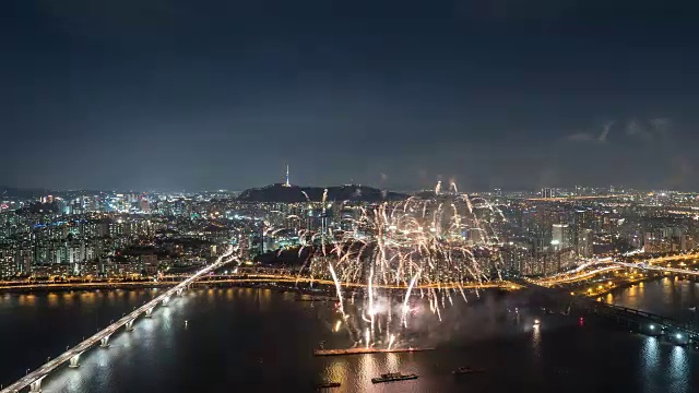 观看烟花表演和北首尔塔(著名的旅游目的地)在晚上的距离视频下载