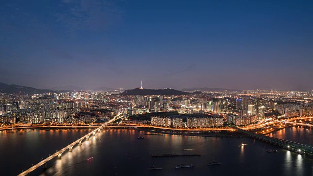 夜间观赏汉江上的元晓大桥和著名的旅游景点北首尔塔视频素材
