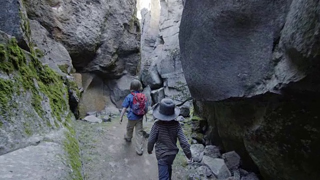 孩子们从岩石峡谷中下来视频素材